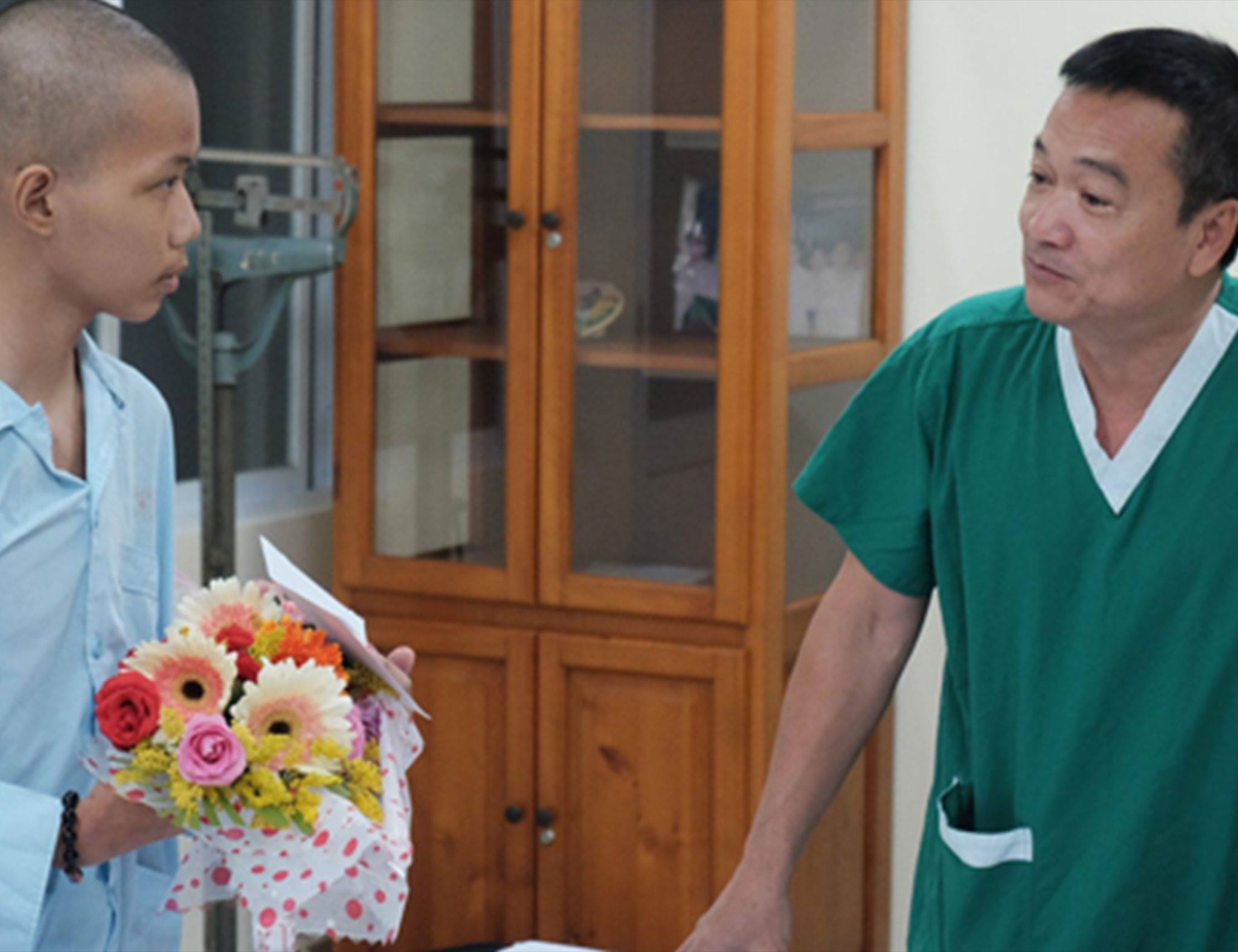 Cậu bé trở về từ cõi chết sau 40 ngày điều trị