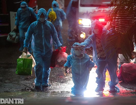 Chị 7 tuổi bế em một tháng tuổi đi điều trị Covid-19 ở BV dã chiến TPHCM