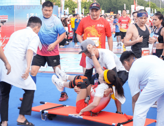 Sự chuyên nghiệp và tận tâm của các y, bác sĩ Bệnh viện Quân y 175 tại Tiền Phong Marathon 2024