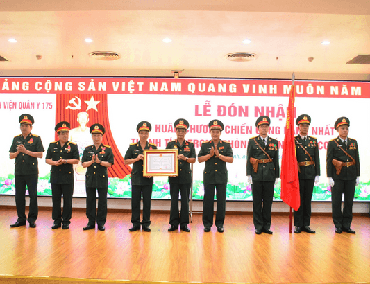 Bệnh viện Quân y 175 đón nhận Huân chương Chiến công hạng nhất