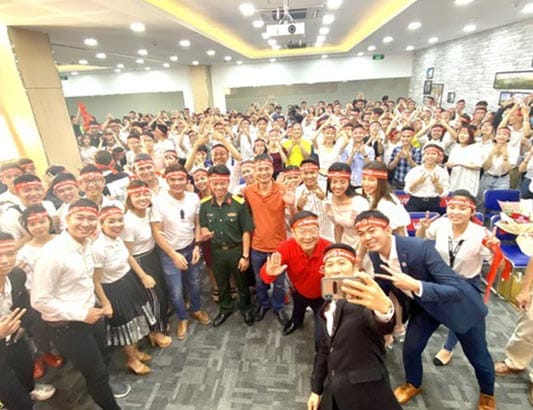 Bạn trẻ hào hứng chụp ảnh selfie cùng người đẹp Hoa hậu Việt Nam