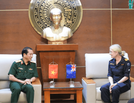 Đoàn cán bộ quân y Hải quân Hoàng gia New Zealand đến tham quan và làm việc tại bệnh viện quân y 175