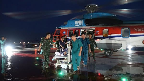 Đưa bệnh nhân nhiễm trùng ổ bụng nặng do thủng tạng về đất liền an toàn