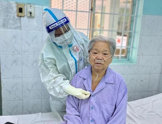 Nữ điều dưỡng ở lại chăm sóc F0 dịp Tết: Coi bệnh nhân như người thân