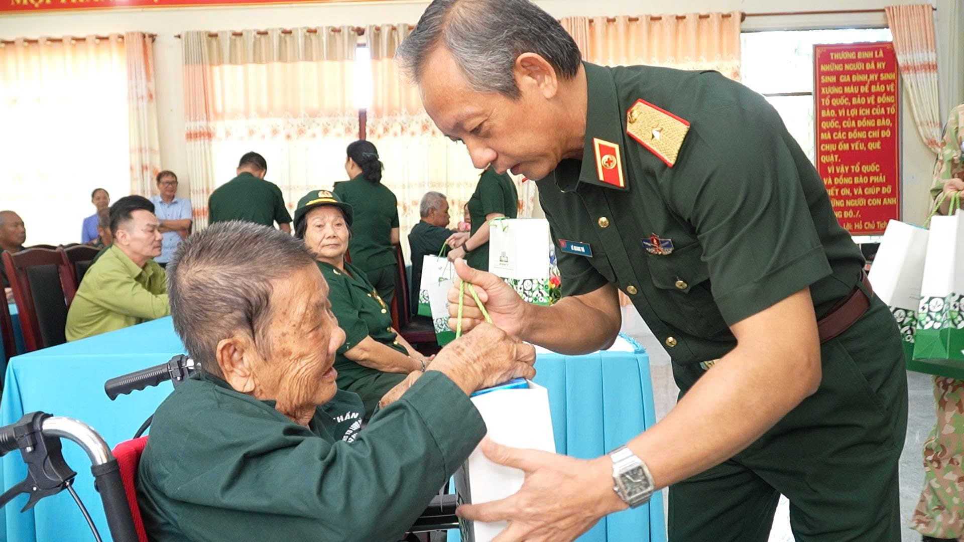 Bệnh viện Quân y 175 thăm, tặng quà tri ân thương binh, bệnh binh tại Trung tâm Điều dưỡng Thương binh và người có công Long Đất
