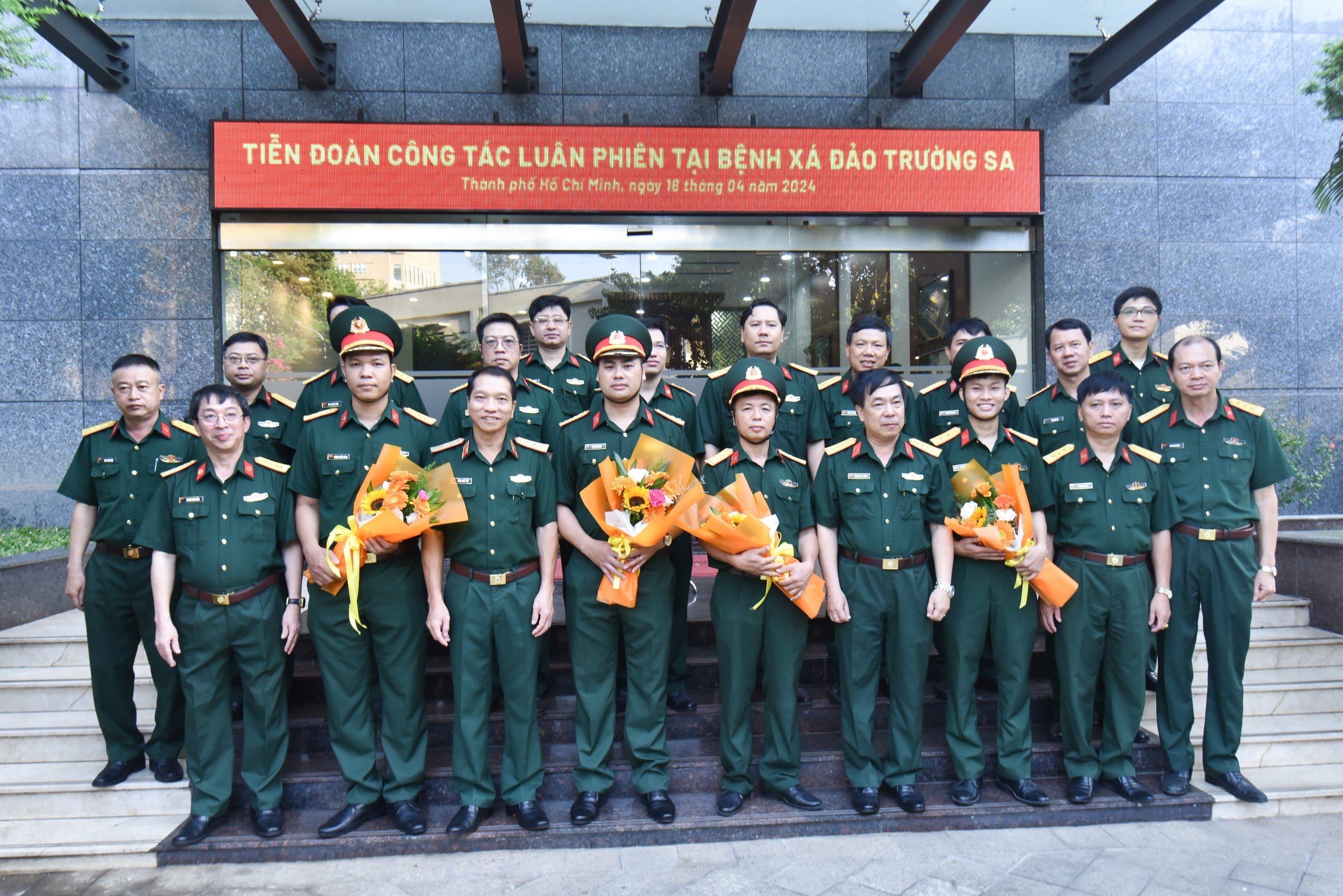 THẦY THUỐC TRẺ BỆNH VIỆN QUÂN Y 175 LÊN ĐƯỜNG THỰC HIỆN NHIỆM VỤ TẠI HUYỆN ĐẢO TRƯỜNG SA