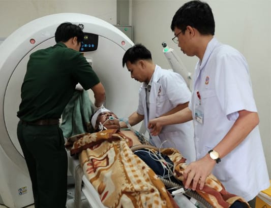 Ra Trường Sa đón hai ngư dân bị thương trong đêm