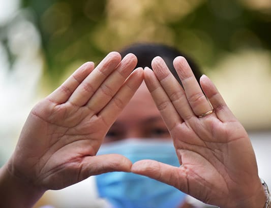 Phía sau đôi tay trắng bệch, khuôn mặt in vết hằn của các 'chiến binh bắt COVID-19'