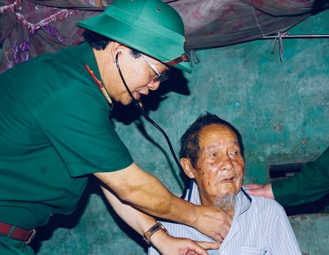 Chăm sóc sức khỏe, tặng quà cho người dân vùng bão Quảng Ngãi