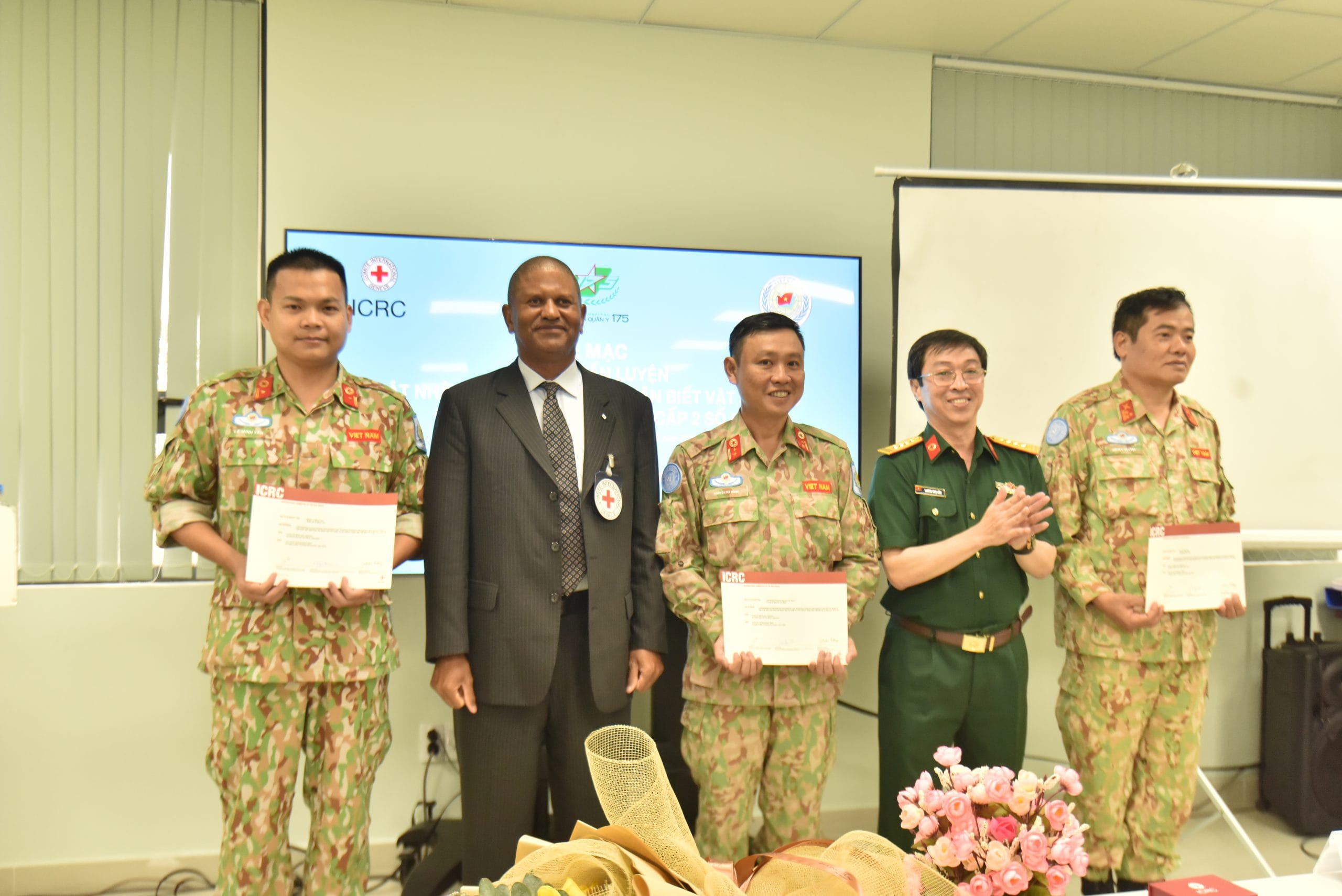 Bệnh viện Dã chiến cấp 2 số 5 hoàn thành huấn luyện về Luật nhân đạo quốc tế và nhận biết vật liệu nổ