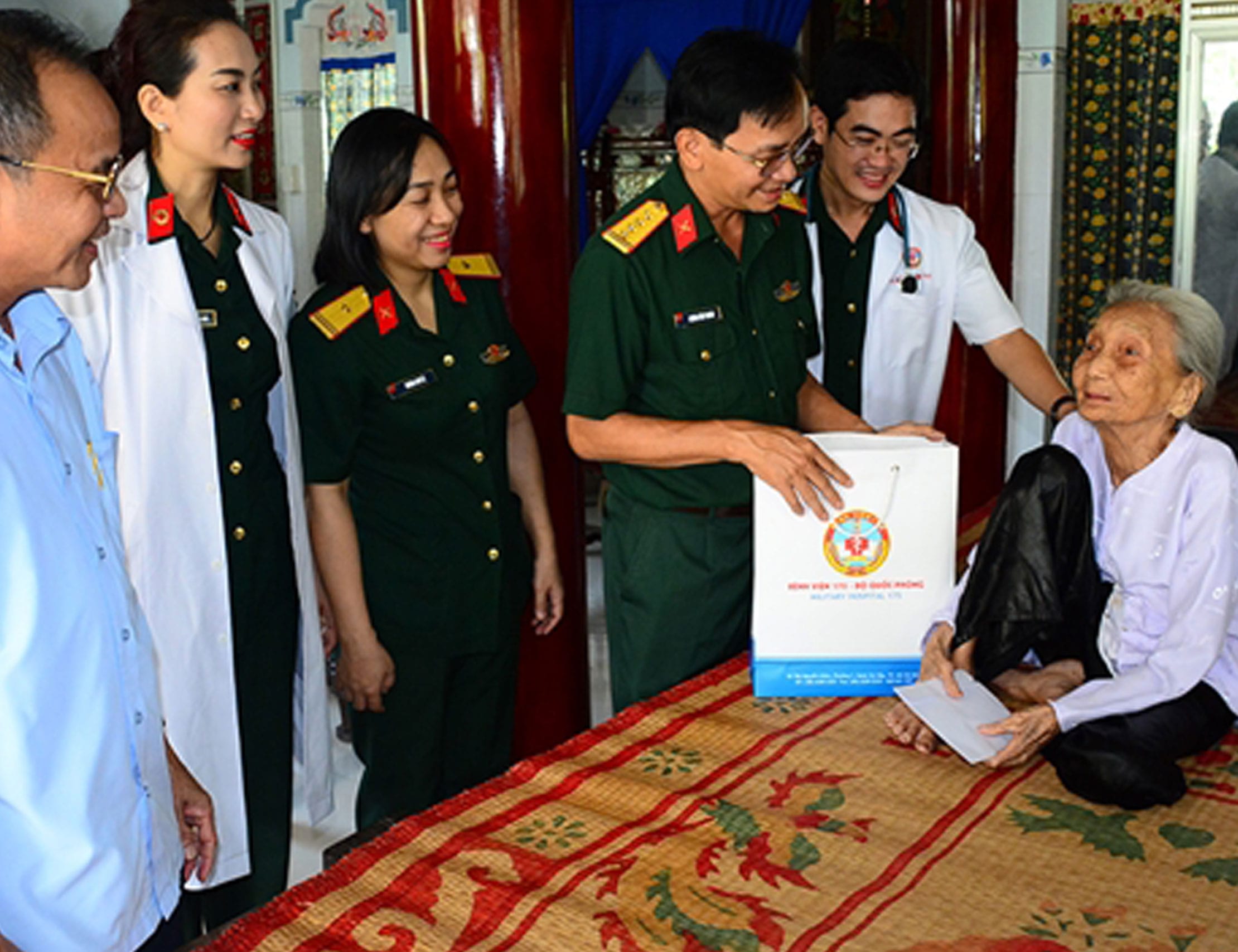 Bệnh viện Quân y 175 khám bệnh, cấp thuốc, tặng quà tại Tiền Giang