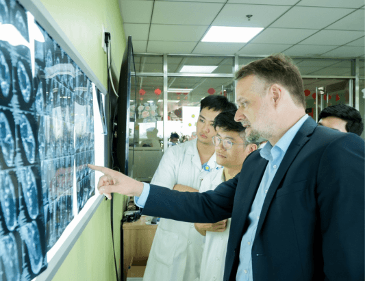 Bệnh viện Quân y 175 kết nối chuyên gia nước ngoài phẫu thuật nội soi khớp, chấn thương thể thao và cột sống