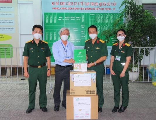 Quân y tặng 3.000 bộ kit xét nghiệm nhanh Covid-19 hỗ trợ Thành phố “chạy nước rút” dập dịch