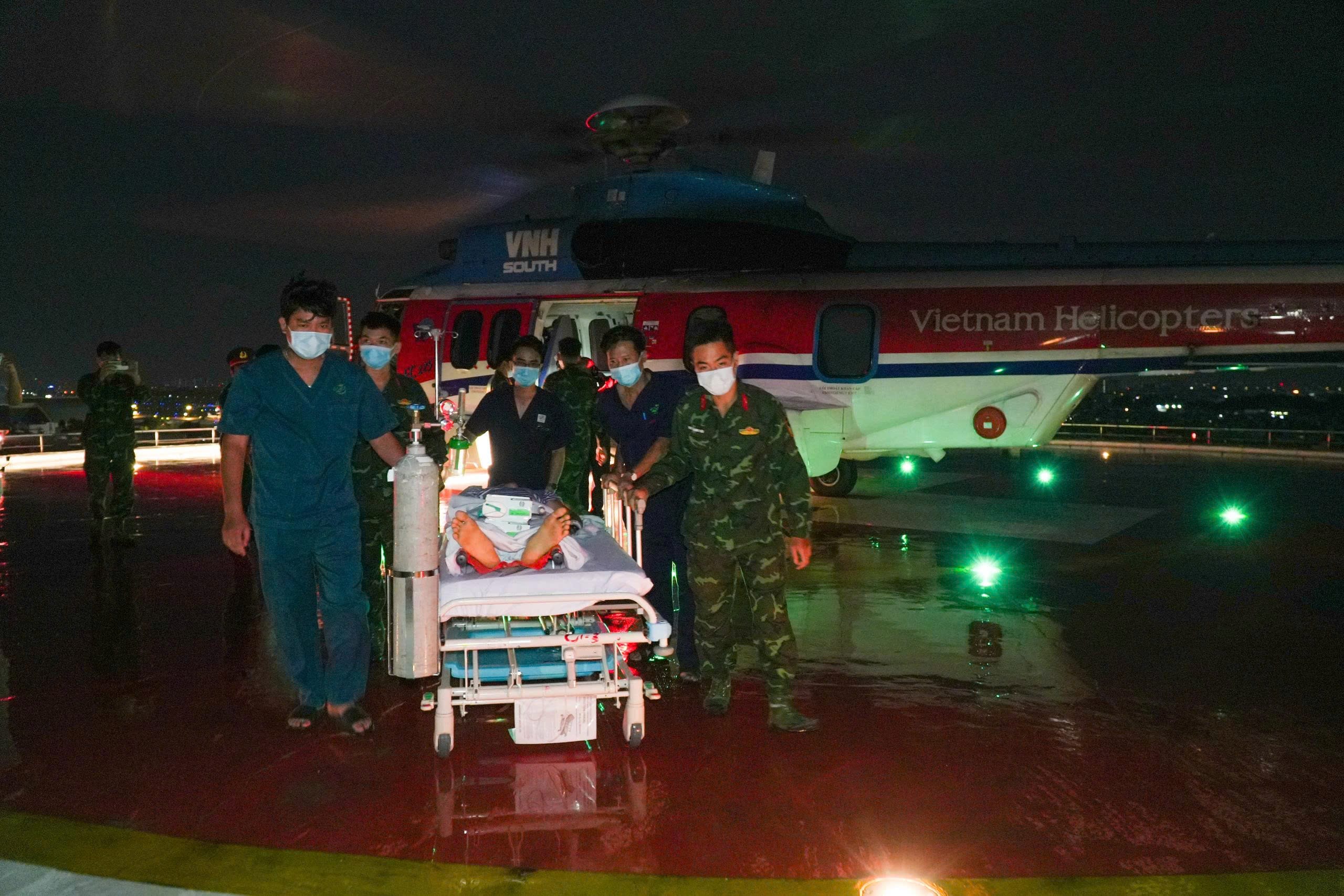 Cấp cứu đường không đưa quân nhân Trường Sa về Bệnh viện Quân y 175 an toàn