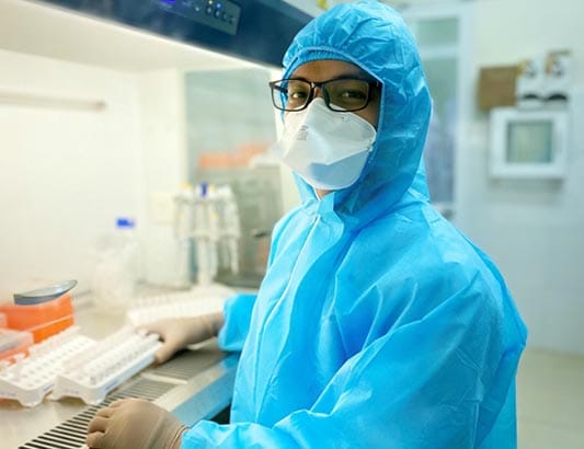 Kỹ sư trẻ tận tâm trong xét nghiệm SARS-CoV-2