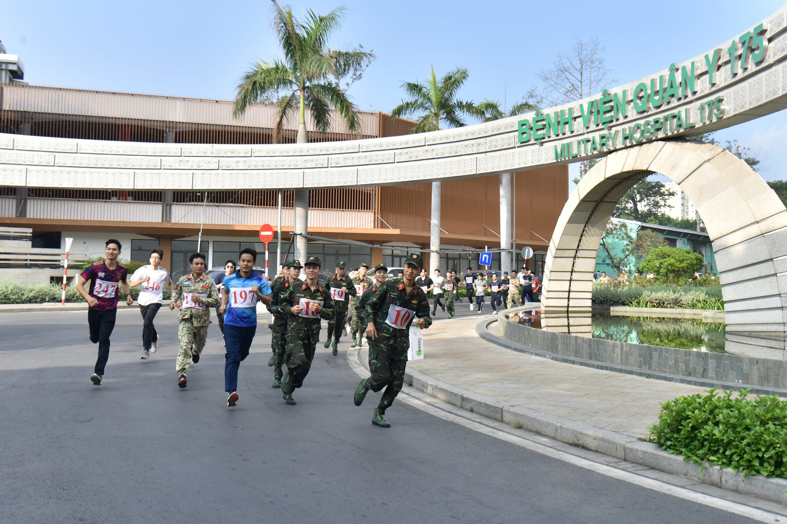Hơn 300 cán bộ, chiến sĩ tham gia Ngày chạy thể thao quân sự kết hợp Ngày chạy Olympic