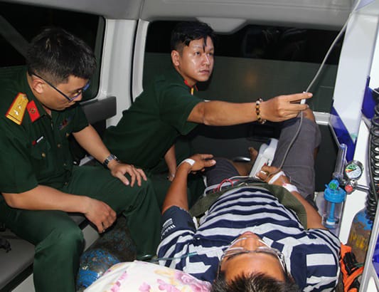 Trực thăng vượt biển giữa đêm cứu công nhân nhồi máu cơ tim