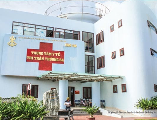 Thầy thuốc giữa muôn trùng sóng gió