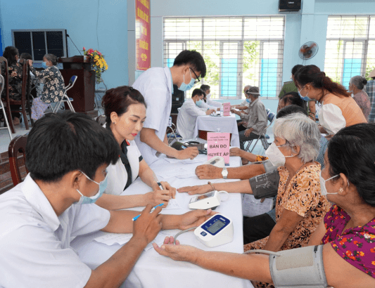 Đội ngũ y, bác sĩ trẻ Bệnh viện Quân y 175 khám bệnh, cấp thuốc miễn phí tại tỉnh Tiền Giang