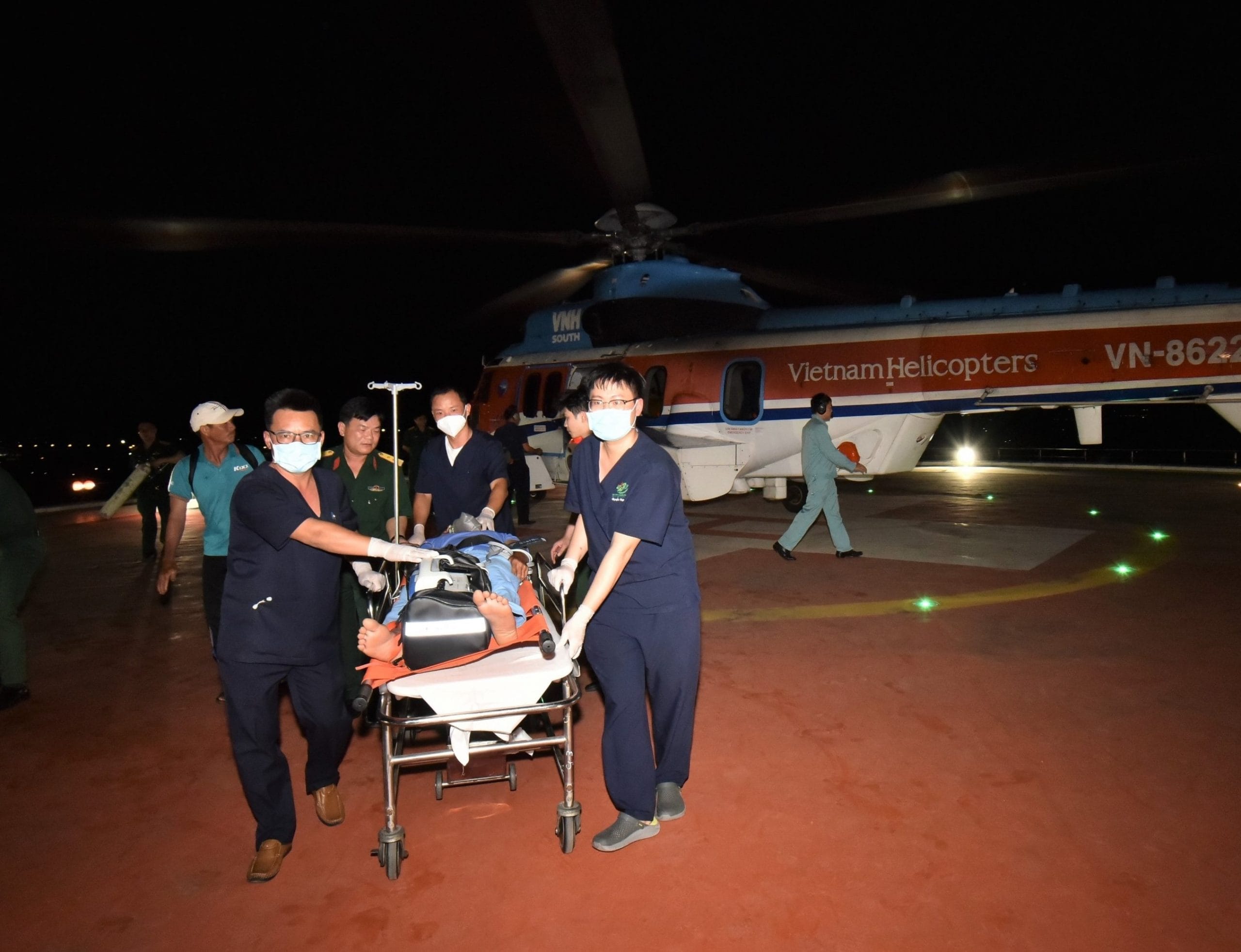 Cấp cứu bằng trực thăng đưa ngư dân bị giảm áp do lặn sâu từ huyện đảo Trường Sa về đất liền điều trị