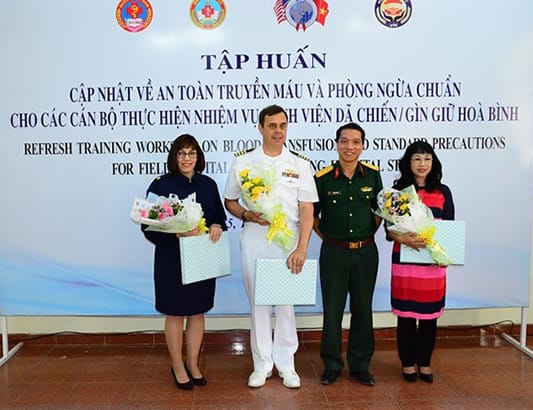 Tập huấn về an toàn truyền máu và phòng ngừa chuẩn cho bệnh viện dã chiến