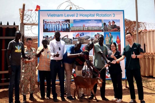 Bác sĩ Việt Nam được bệnh nhân Nam Sudan tặng dê