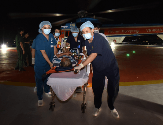 Tổ cấp cứu đường không Bệnh viện Quân y 175 vượt bão đưa bệnh nhân bị đột quỵ từ đảo Nam Yết về đất liền điều trị