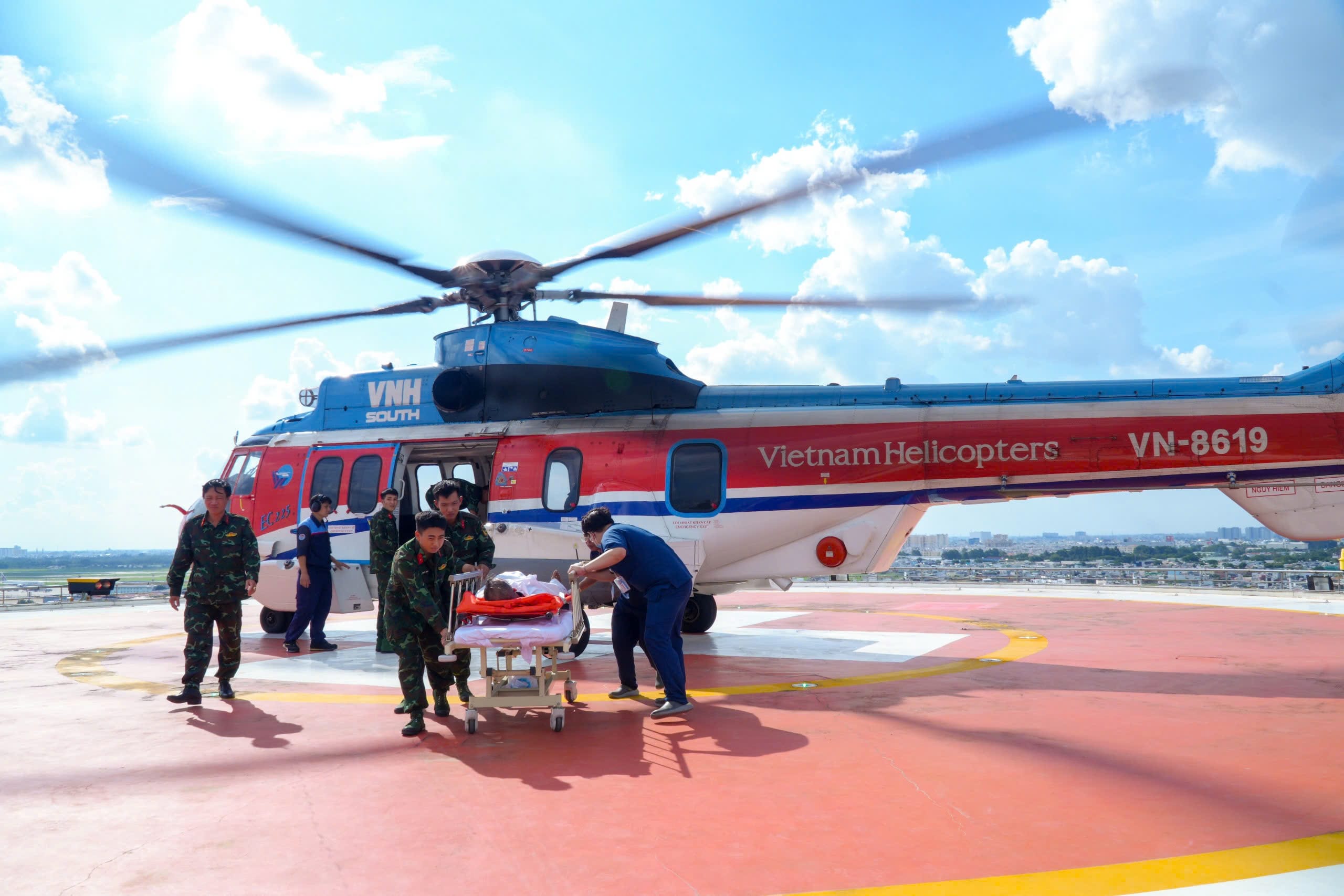 Trực thăng đưa 3 bệnh nhân từ đảo Trường Sa vào đất liền