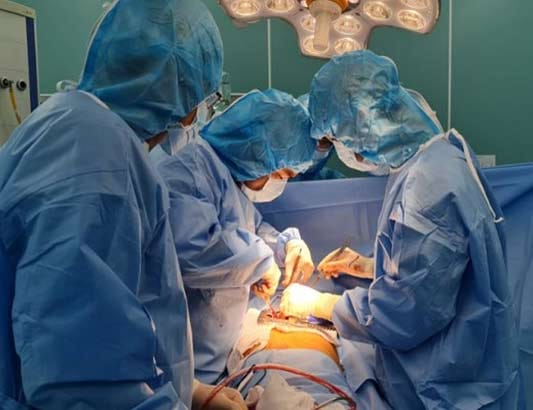 Cứu thanh niên tự dùng kéo dài 20cm đâm xuyên cổ