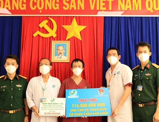 Hơn 150 triệu đồng trao tặng bác sỹ có hoàn cảnh khó khăn: Ấm áp tình người giữa đại dịch