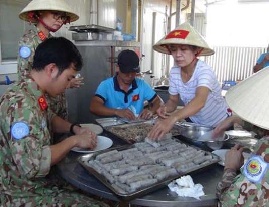 Những “anh nuôi” trổ tài nấu món ngon thuần Việt tại Nam Sudan