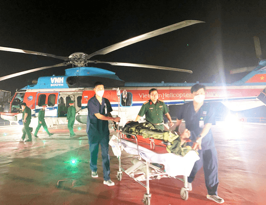 Vượt mưa giông, trực thăng đưa ngư dân bị đột quỵ não từ đảo Sinh Tồn vào đất liền điều trị