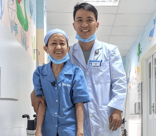 Bác sĩ trẻ mua 20 ngàn niềm vui từ chị bán vé số