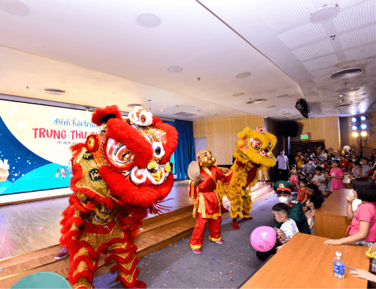 Hơn 500 em thiếu nhi tham gia sôi nổi đêm hội trăng rằm cùng những khoảnh khắc đong đầy yêu thương