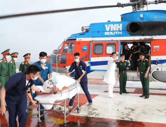 Tổ cấp cứu đường không Bệnh viện Quân y 175 đưa 3 ngư dân bị hội chứng giảm áp trên đảo Trường Sa về đất liền điều trị