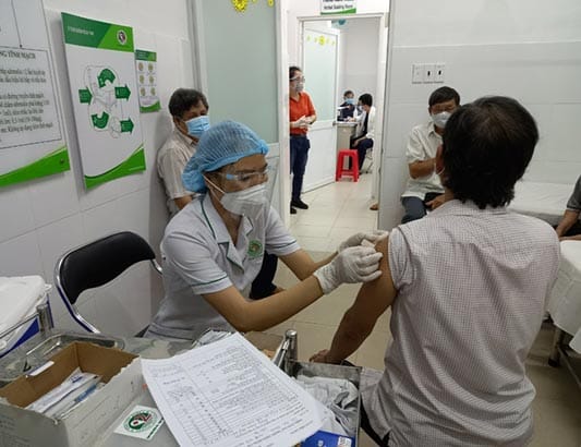 Người tiêm đủ 2 mũi vắc-xin Covid-19 đến từ vùng có dịch không phải cách ly tập trung