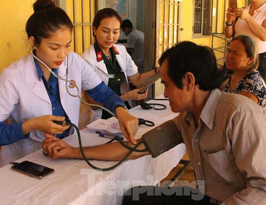 Ngành Quân Y thăm, khám bệnh và tặng quà cho bà con vùng biên giới Bình Phước