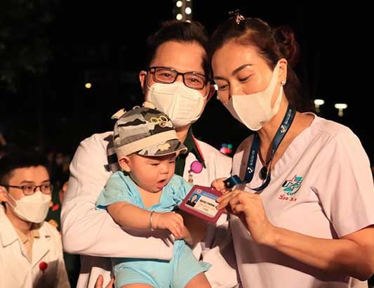 Cuộc sống hạnh phúc của 2 sản phụ từng phải thở chung 1 máy ECMO