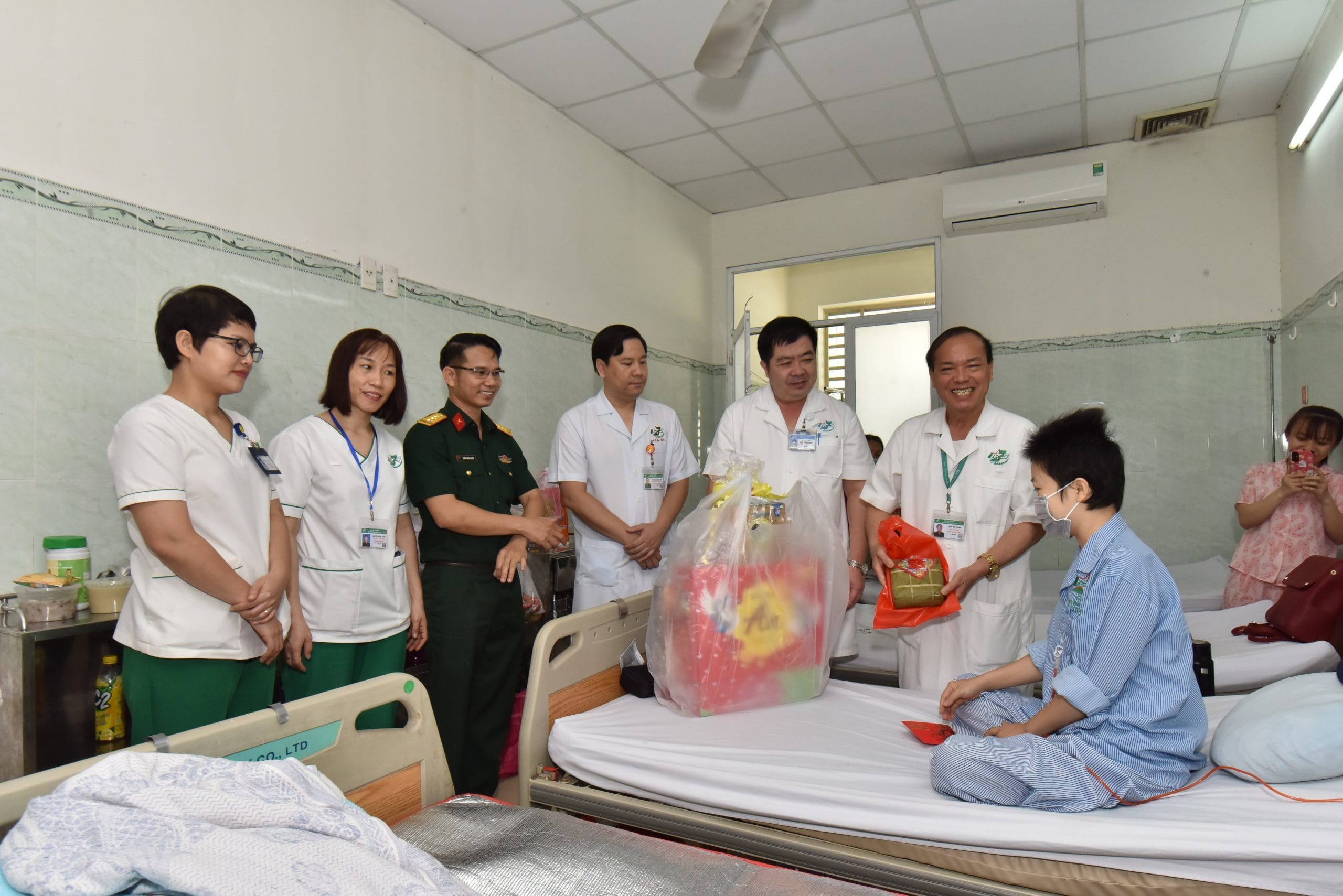 Mang xuân yêu thương đến với bệnh nhân Viện Ung bướu và Y học hạt nhân