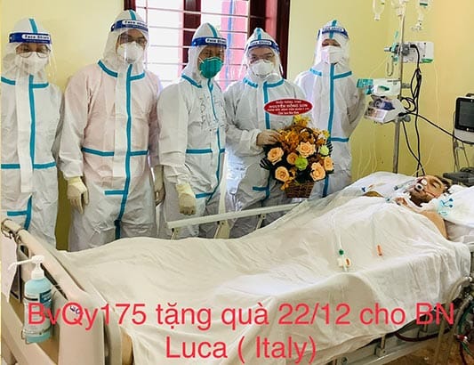 Bệnh viện Quân y 175 tặng quà cho cán bộ, chiến sỹ và bệnh nhân là người nước ngoài đang điều trị tại trung tâm Điều trị Covid 19