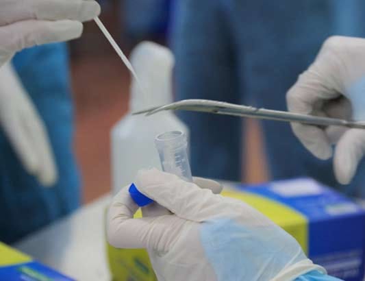 Nhân viên y tế thức trắng đêm xét nghiệm COVID-19 cho... nhân viên y tế