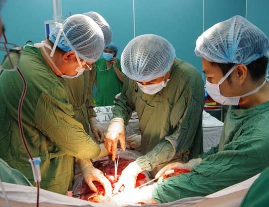 Cắt hàng rào sắt cứu người đàn ông bị đâm thủng bụng