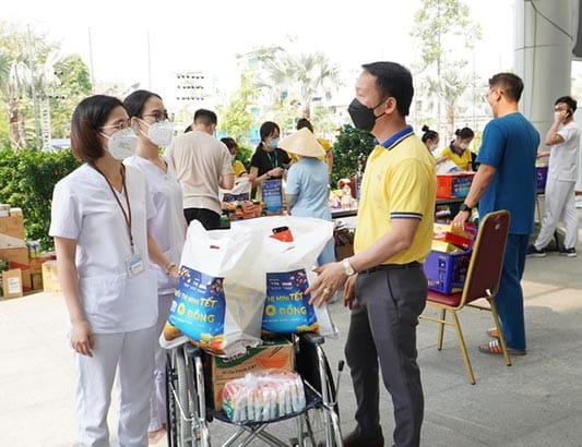 Y tế tuyến đầu đi siêu thị mini Tết 0 đồng mang quà về cho bệnh nhân
