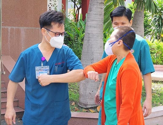 Ngày về nhà của sản phụ từng 'chia đôi' chiếc máy ECMO cuối cùng