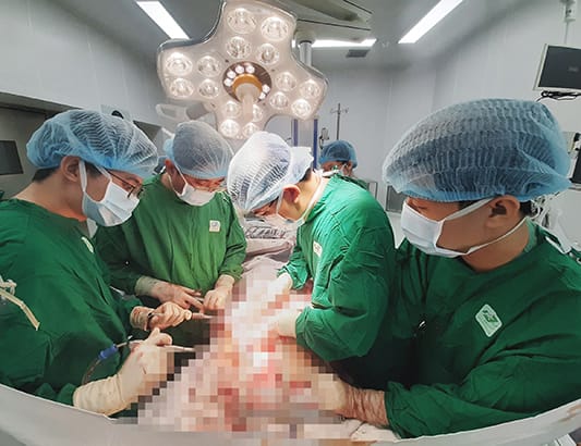 Cứu sống ngoạn mục bệnh nhân bị 5 vết dao đâm thấu ngực bụng