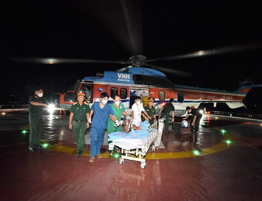 Trực thăng đưa ngư dân bị đột quỵ từ đảo Song Tử Tây về đất liền chữa trị