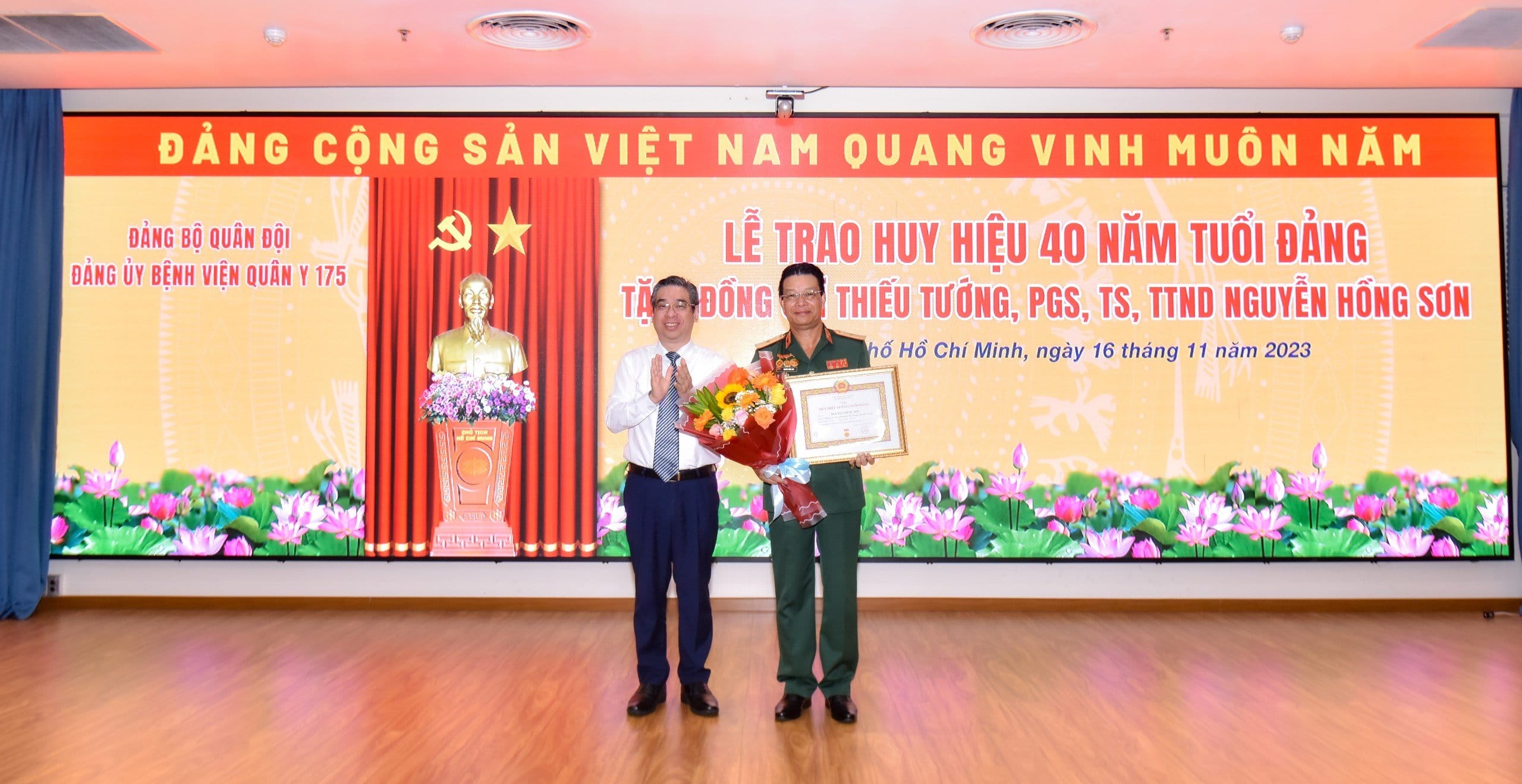 Trao Huy hiệu 40 năm tuổi Đảng cho Thiếu tướng Nguyễn Hồng Sơn