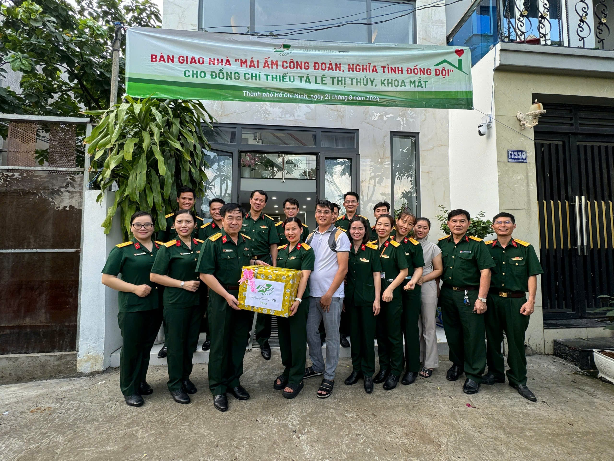 Bệnh viện Quân y 175 trao tặng nhà “Mái ấm công đoàn” đến đoàn viên công đoàn có hoàn cảnh khó khăn