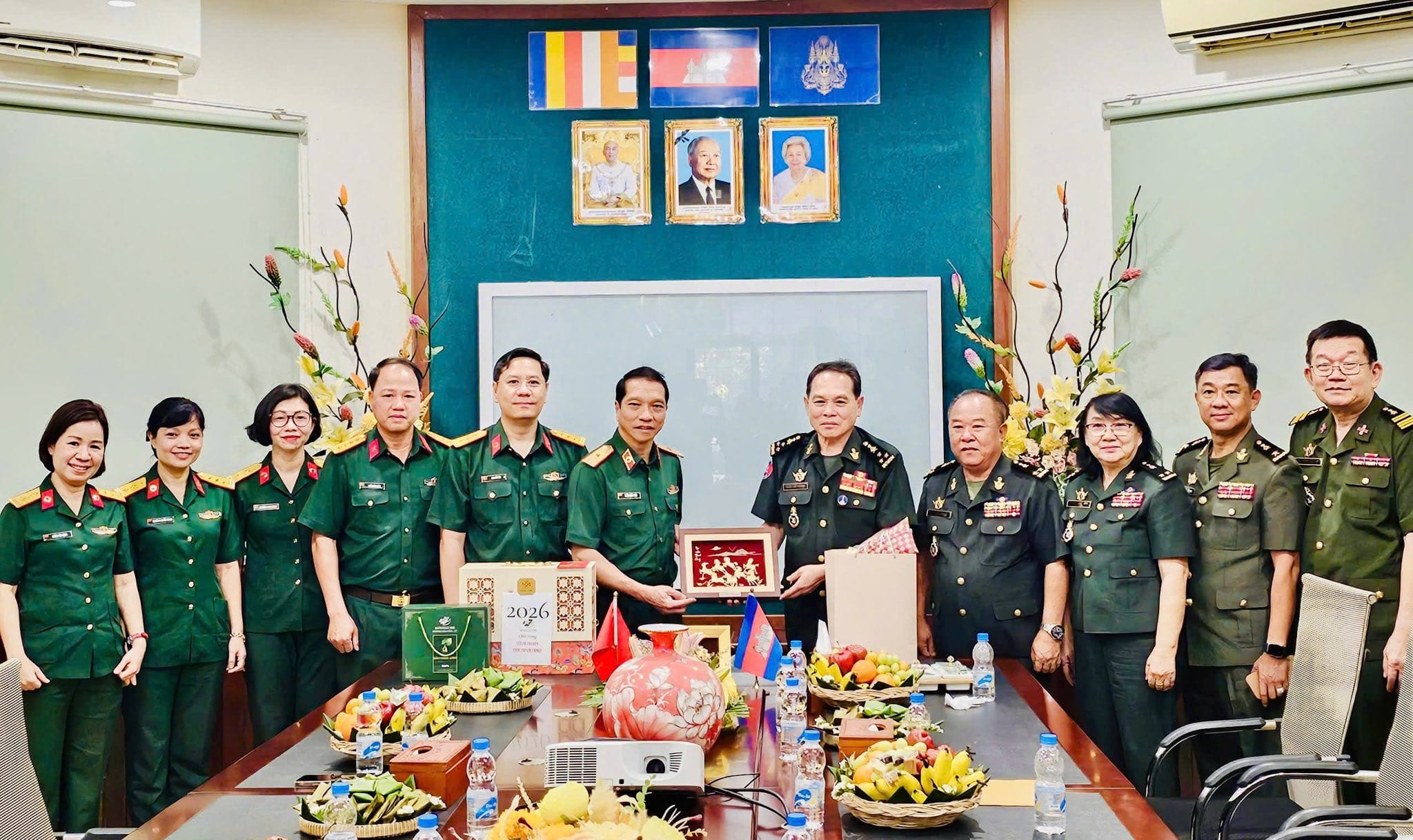 BỆNH VIỆN QUÂN Y 175 THĂM, CHÚC TẾT CỔ TRUYỀN CHOL CHNAM THMAY TẠI CAMPUCHIA