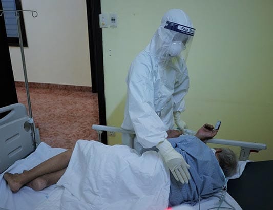 Nơi bác sĩ chiến đấu với "tử thần" giành lại sự sống cho bệnh nhân COVID-19